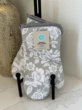 Kitchen/Grill Wear. Martha Stewart Floral 2 pc Oven Mitts